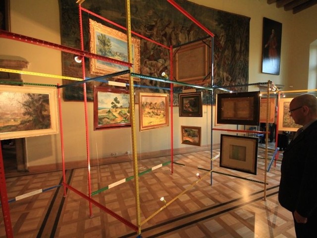 W Kielcach Jerzy Krogulec pierwszy raz zobaczył swe obrazy w takiej ilości i ekspozycji.