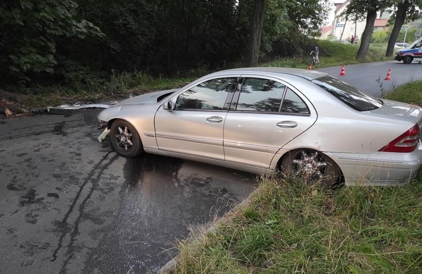 Szczecin Samochód uderzył w drzewo. Kierowca uciekł