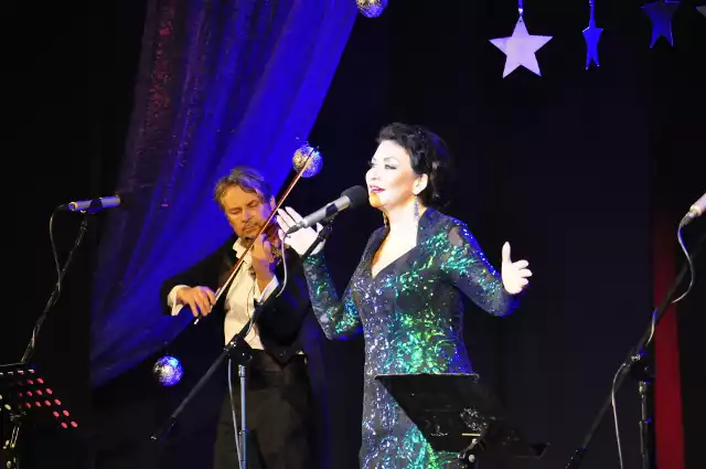 Podczas koncertu Alicja Węgorzewska zaśpiewała najpiękniejsze kolędy. Na zdjęciu ze skrzypkiem Bogdanem Kierejszą.
