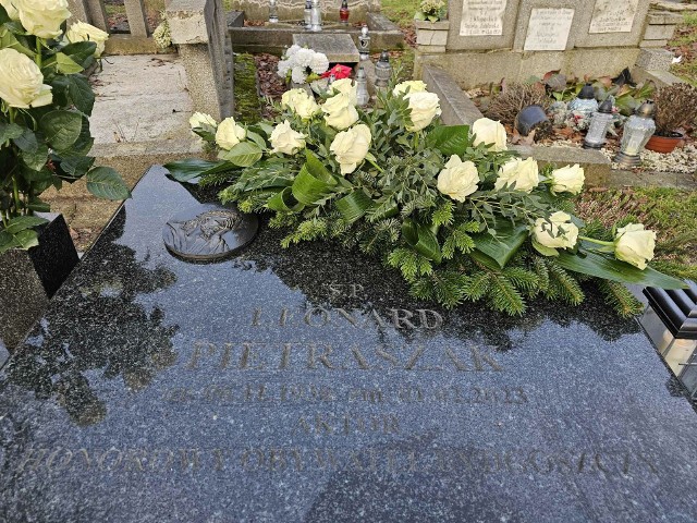 Tak w pierwszą rocznicę śmierci Leonarda Pietraszaka prezentuje się Jego grób na Cmentarzu Starofarnym w Bydgoszczy.