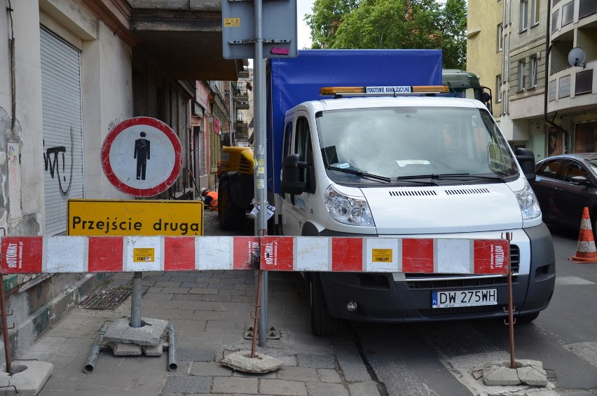 Wrocław: Awaria kanalizacji na Nadodrzu. Zajęty pas Niemcewicza (ZDJĘCIA)