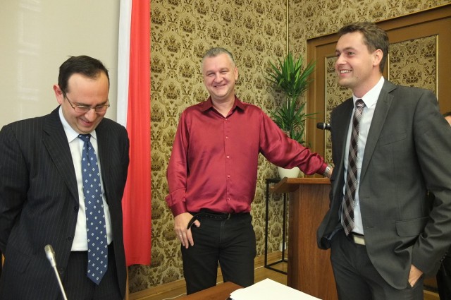 Arkadiusz Szymański (w czerwonej koszuli) w otoczeniu radnych miejskich PiS Marka Kawy i Sławomira Batko.