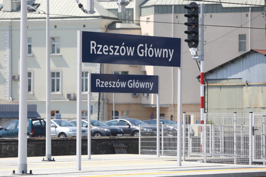 Stacja Rzeszów Główny z trzecim peronem i przejściem...
