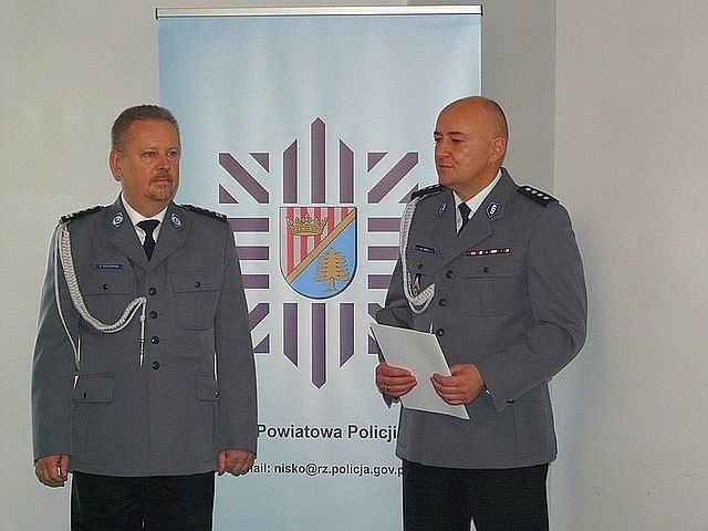 Inspektor Sławomir Szczupak (z lewej) wręczył  rozkaz personalny nadkomisarzowi Wojciechowi Rakowi.