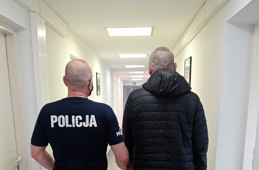 Policjant z zatrzymanym mężczyzną, któremu grozi kara do 5...