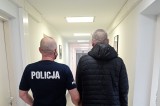Gmina Krzeszowice. Pijany kierowca i złodziej schował się przed policjantami w wersalce 