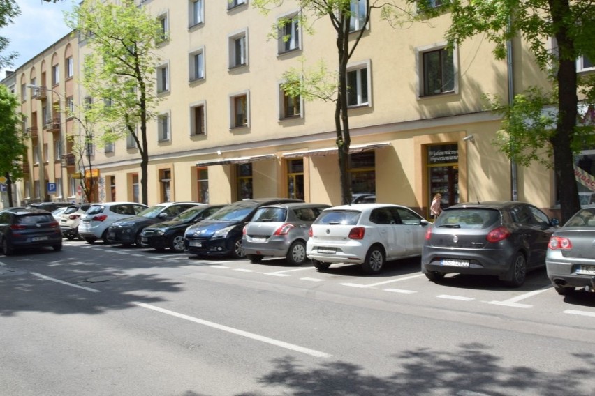 Parkowanie w centrum Kielc to gehenna, darmowe miejsca zajęte cały dzień [ZDJĘCIA]