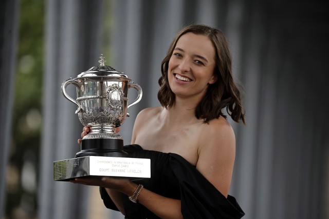 Iga Świątek trzeci raz w karierze zwyciężyła w turnieju French Open. W niedzielę świętowała z trofeum pod Wieżą Eiffla.