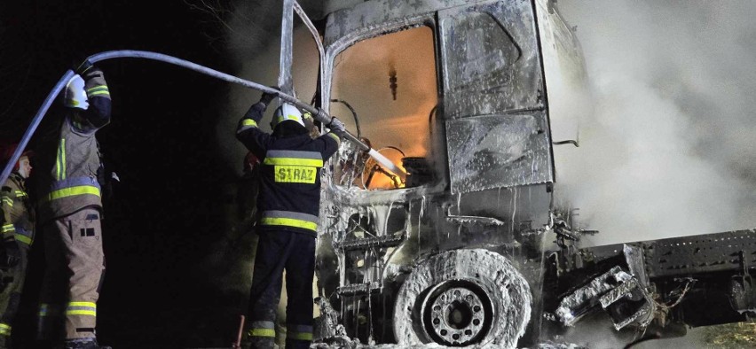 Pożar samochodu ciężarowego na drodze między Biesiekierzem,...
