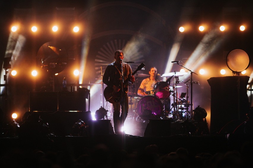 Koncert Kings of Leon we Wrocławiu. Zobaczcie, jak bawiła się publiczność na stadionie Tarczyński Arena [FILMY, ZDJĘCIA Z KONCERTU]