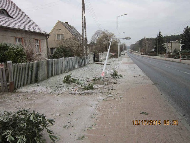 Nieznany kierowca samochodem wjechał w słupek krzewy i latarnie w Starym Kisielinie.