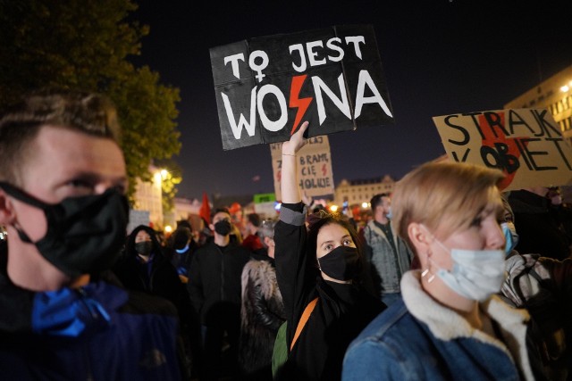 Protesty przeciwko zaostrzeniu prawa aborcyjnego wyszły na ulice miast. Ogromna manifestacja rozpoczęła się w niedzielę, 25 października w Poznaniu. Od godz. 19 kilka tysięcy osób protestowało na placu Wolności. - Chcą nas zmusić do rodzenia? Zatem narodzimy im wielki w***w! - nie pozostawiali wątpliwości organizatorzy. Zebrani przeszli również przed kurię na Ostrowie Tumskim. - Przekażcie biskupowi, że idziemy do niego. To jest wojna - można było usłyszeć. Przed katedrą policjanci użyli gazu łzawiącego! Przejdź dalej --->