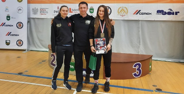 Od lewej: Paulina Wesół, trener Piotr Górski i Magdalena Kaźmierczak.