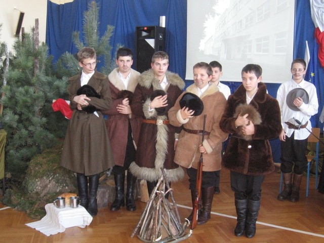 Uczniowie Publicznego Gimnazjum w Dobrem zaprezentowali program artystyczny, poświęcony patronom szkoły