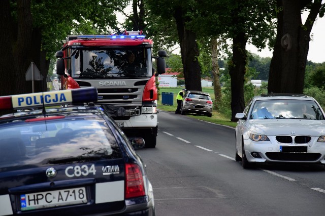 Do wypadku z udziałem trzech samochodów osobowych doszło na drodze krajowej nr 25 w Borkowie (gmina Inowrocław). Jedna osoba jest poszkodowana. W kolizji uczestniczyły: fiat 126p, citroen i volkswagen. NA miejscu pojawili się policjanci i strażacy.Policja ustaliła, iż jadący w kierunku Bydgoszczy kierowca volswagena golfa nie zachował bezpiecznej odległości od poprzedzającego go fiata 126p z przyczepką. Następnie uderzył w jadącego z naprzeciwka citroena. Jedna osoba została lekko ranna. Nic poważnego jej się nie stało. Sprawca został ukarany mandatem karnym.Ruch na drodze przez krótki czas był utrudniony.Teraz droga jest już przejezdna.