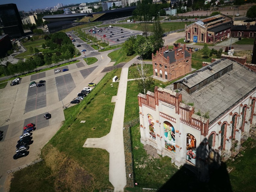 Widok na północny zachód. Ta część pokopalnianych budynków...