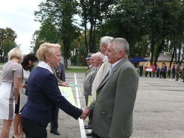 Akty mianowania wręczała wiceminister obrony narodowej Beata Oczkowicz.