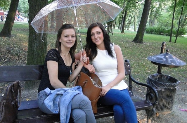 - Niestety - już ptaki pobrudziły nam ubranie, a parasol, to jedyny sposób, by chronić się przed odchodami &#8211; mówią Ewelina Machnio i Katarzyna Ziółek, które w niedzielny wieczór chciały odpocząć w radomskim parku.