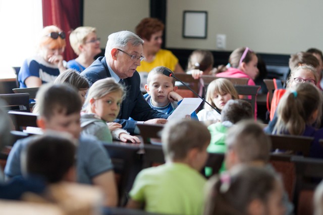 „Baśń o pewnej kartce” autorstwa uczniów klasy III B Szkoły Podstawowej nr 6 czytał starosta powiatu słupskiego Zdzisław Kołodziejski. Ta właśnie baśń zwyciężyła w konkursie „Z biblioteką przez Słupsk”. Przez ostatnie tygodnie trzecioklasiści ze szkół z miasta i powiatu poznawali historię zabytków i ich baśniowe wątki na podstawie baśni Jolanty Nitkowskiej-Węglarz. W trakcie zajęć stworzyły własną baśń o Słupsku i wykonały do niej ilustracje. Wczoraj baśń czytał też prezydent Słupska. (nik)