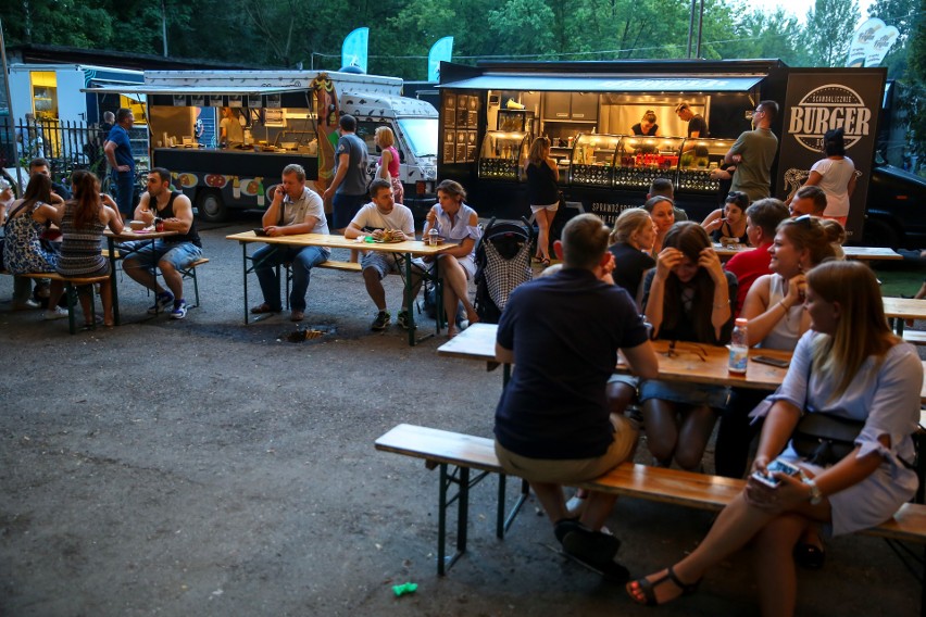 "Żarcie na kółkach". Foodtrucki znów zjechały do Krakowa