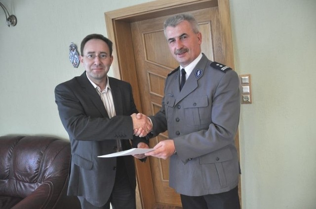 Umowę podpisali wójt Krzysztof Mutz i Jacek Tomczak, szef Komendy Miejskiej Policji w Opolu.Dzięki temu w Tarnowie Opolskim pojawi się 16 dodatkowych patroli.