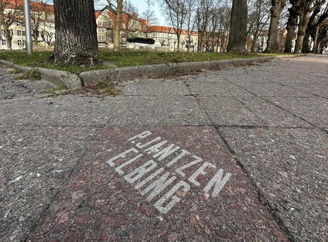 To właśnie tę płytkę chodnikową skradziono w Malborku. Sygnatura elbląskiego fabrykanta przetrwała przez ponad 100 lat.