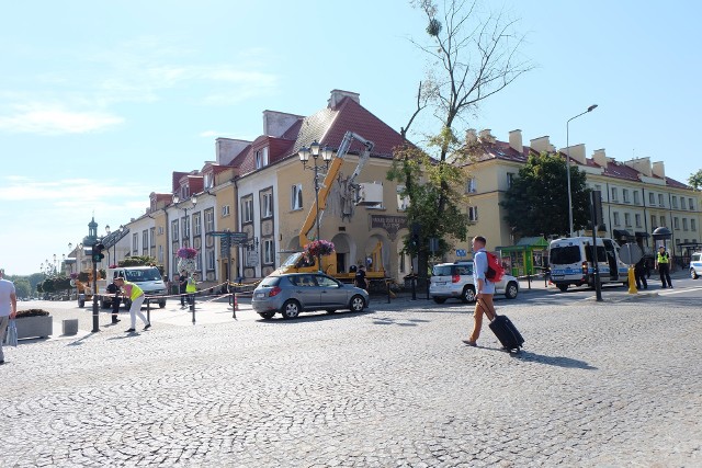 Wypadek na Rynku Kościuszki w Białymstoku. Mężczyźni spadli z podnośnika. Jeden nie żyje, drugi w ciężkim stanie