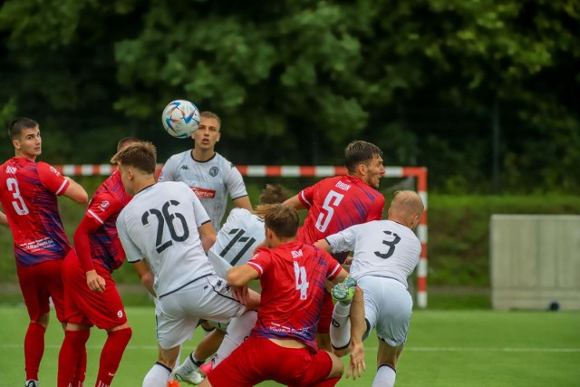 Rezerwy Jagielloni Białystok (na biało) czeka derbowe starcie z ŁKS-em Łomża