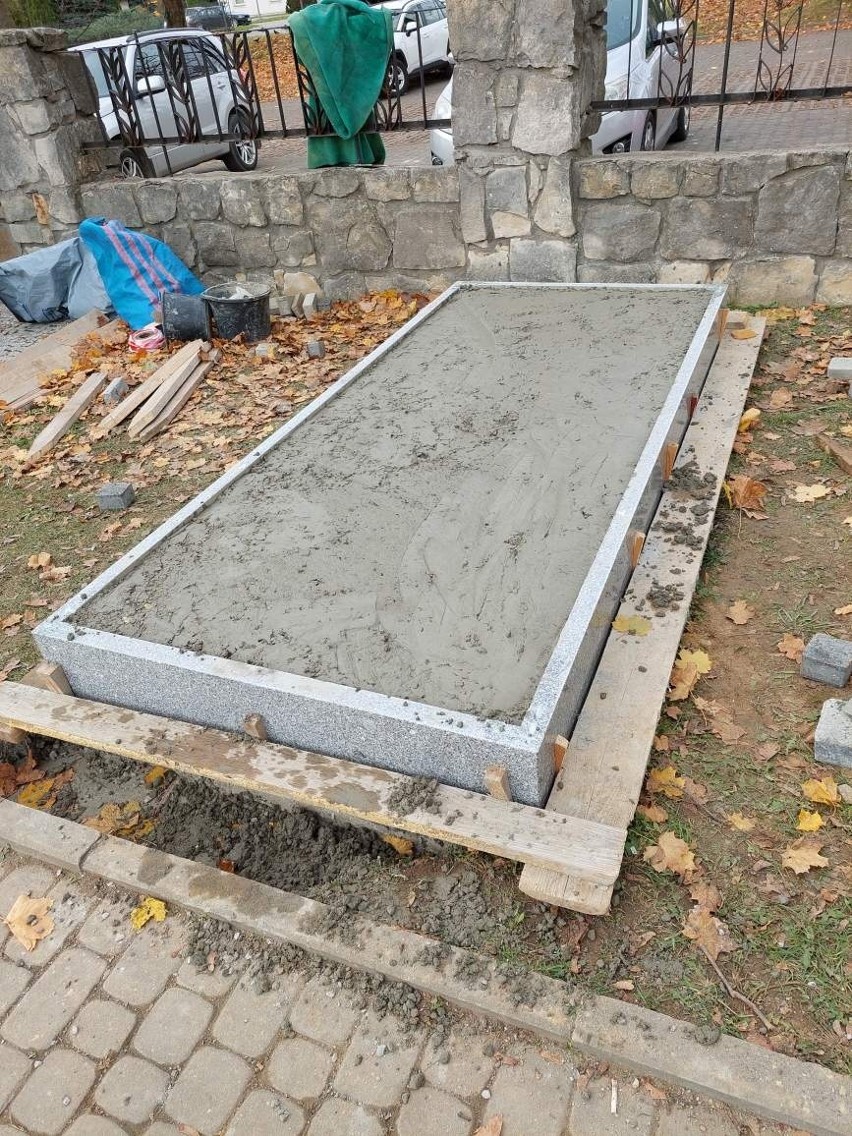 Kolumbarium na Cmentarzu Komunalnym w Sandomierzu powiększa się. Powstaje trzecia ściana na urny