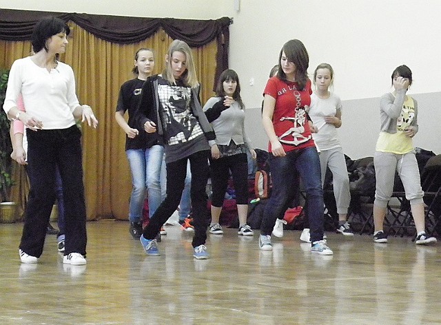 Anna Sawicka uczy tańca młodzież z Gimnazjum nr 1 w Brodnicy