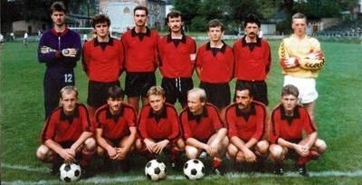 Drużyna Prądniczanki z rundy jesiennej sezonu 1990/91 w tradycyjnych czerwono-czarnych strojach FOT. ARCHIWUM KS PRĄDNICZANKA