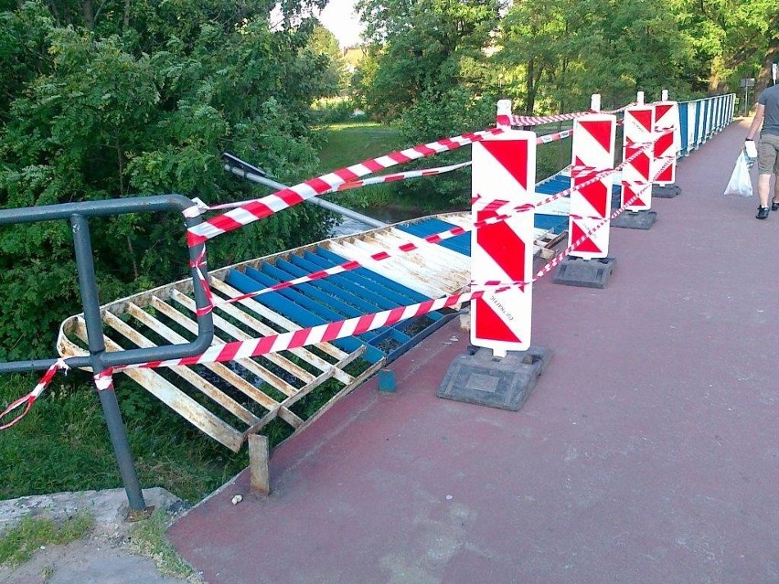 Zniszczone barierki na Moście Dziewic.