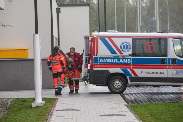 16.10.2020 krakowszpital uniwersytecki w krakowie  sor kolejki karetka fot. anna kaczmarz / dziennik polski / polska press