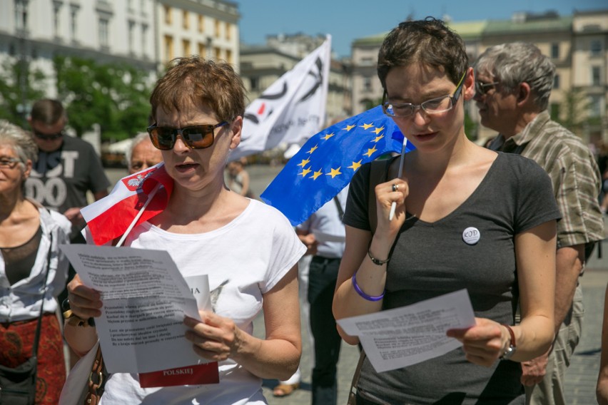 Kraków. Skromna manifestacja KOD na Rynku Głównym [ZDJĘCIA]