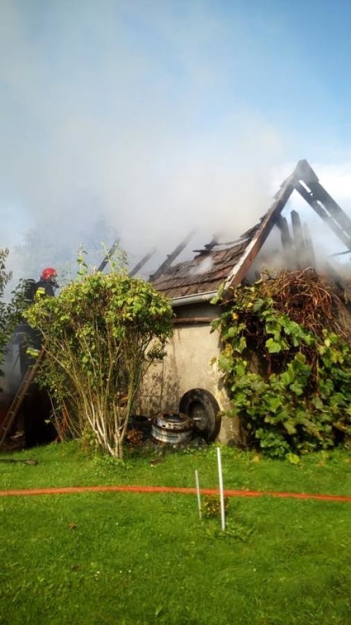 Płonie budynek gospodarczy pod Wieliczką. Z ogniem walczy prawie 30 strażaków