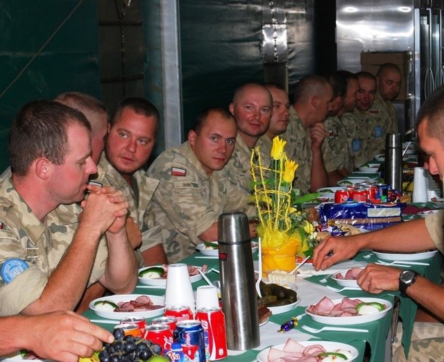 Przy świątecznym stole wspólnie zasiedli żołnierze z wielu krajów.
