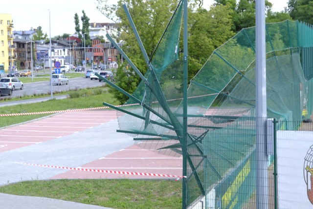 Porywisty wiatr dał się we znaki w całym regionie. W Toruniu zniszczył m.in. wysokie ogrodzenia w zespole boisk między Tor-Torem a Szosą Chełmińską