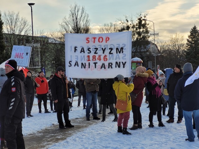 Mieszkańcy Piły protestowali przeciwko segregacji sanitarnej i przymusowym szczepieniom przeciw Covid-19. Zobacz zdjęcia --->