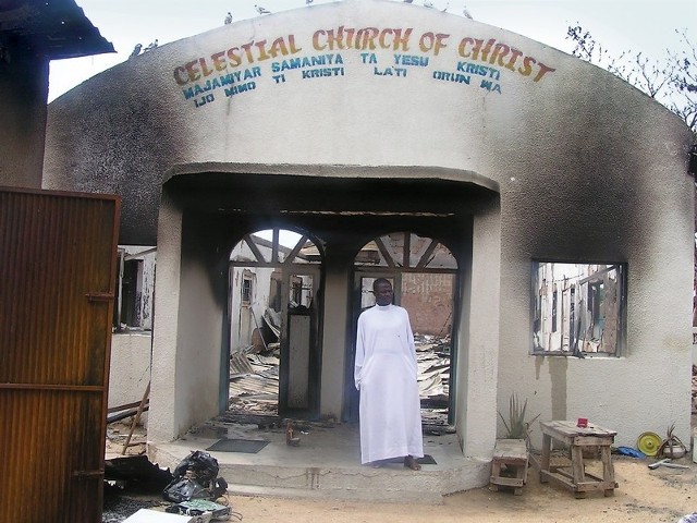 Fragmenty ekspozycji: Nigeria 2006 - spalone kościoły