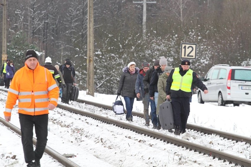 Tragiczny wypadek na przejeździe kolejowym w gminie Sobków. Nie żyją dwie osoby