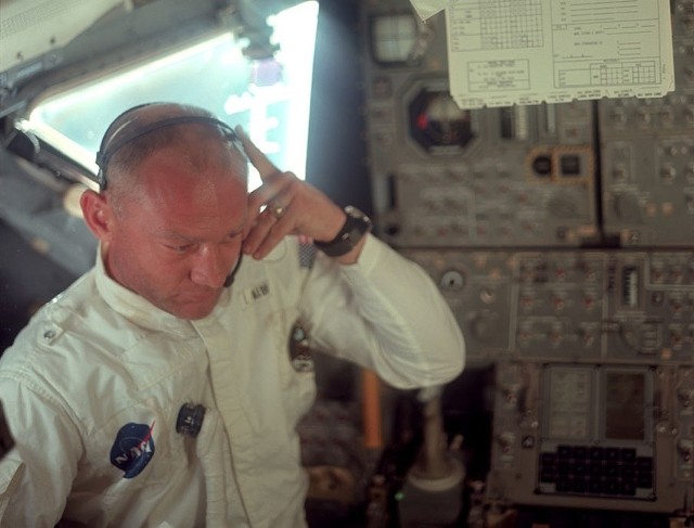 Buzz Aldrin podczas misji Apollo 11 w kurtce, która osiągnęła rekordową cenę
