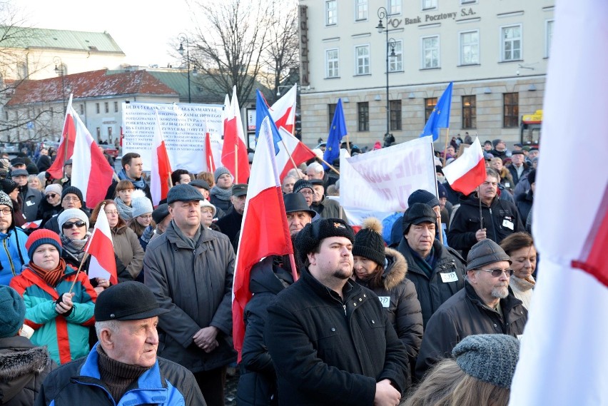 Manifestacja KOD na placu Litewskim.