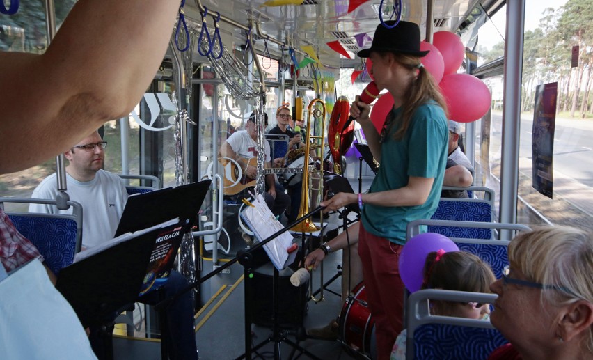 Kilkunastu muzyków  z instrumentami wsiadło do tramwaju...