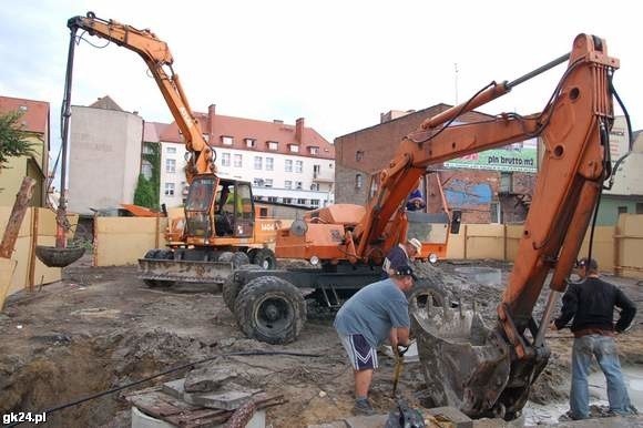 Kamienica przy Ogrodowej stanie na betonowych studniach.