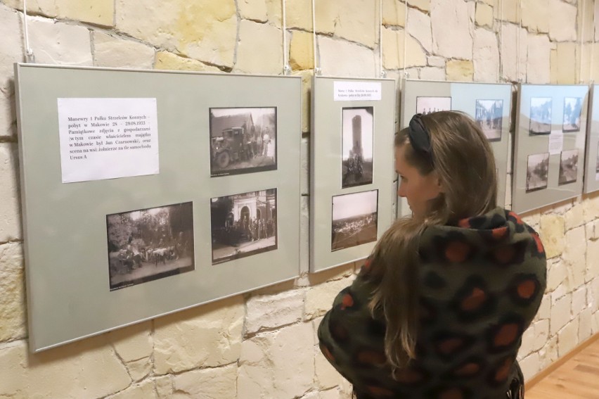 "Polubić mundur. Wizerunek wojska w Niepodległej. Siła fotografii" to wystawa w Filii numer 6 Biblioteki Publicznej w Radomiu