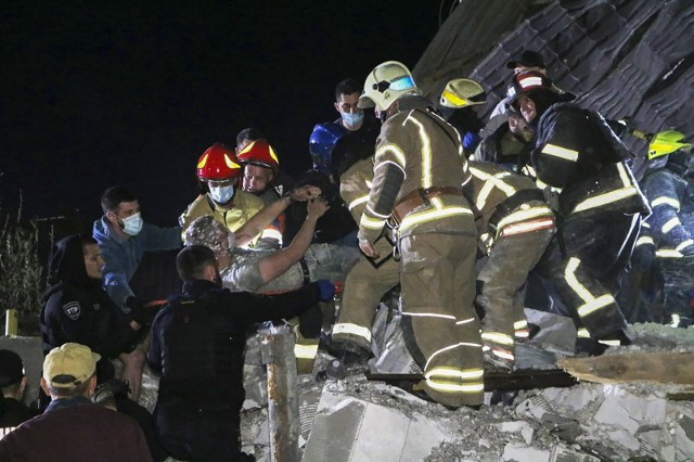 Rosyjski atak na Dnipro. Eksplozja rakiety zniszczyła dwupiętrowy budynek mieszkalny