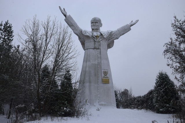 Park Miniatur Sakralnych w Częstochowie w zimowej odsłonie. To miejsce wygląda jak z horroru