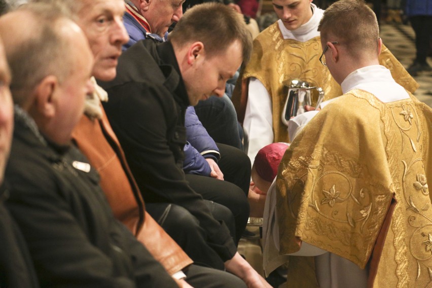 Według Nowego Testamentu obrzęd umywania nóg został...