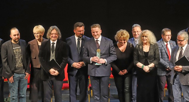 Nagroda im. Kazimierza Kutza została przyznana po raz drugi. Laureatem został Szczepan Twardoch. Zobacz kolejne zdjęcia. Przesuwaj zdjęcia w prawo - naciśnij strzałkę lub przycisk NASTĘPNE