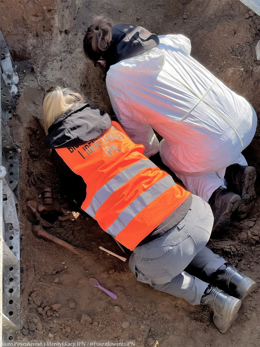 Na terenie cmentarza parafialnego w Szumowie odnaleziono szczątki czterech osób. To byli działacze podziemia niepodległościowego [ZDJĘCIA]